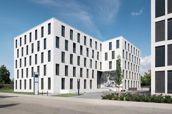 Eastsite VII, Fassadengestaltung: Ornament und Eingangsbild